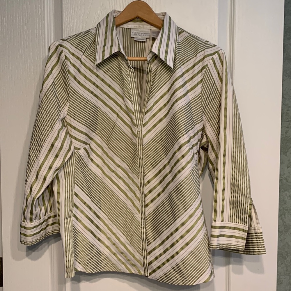 Worthington Stretch 3/4 length sleeve V neck button up dress shirt